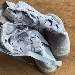 Lace up ugg boots 👢